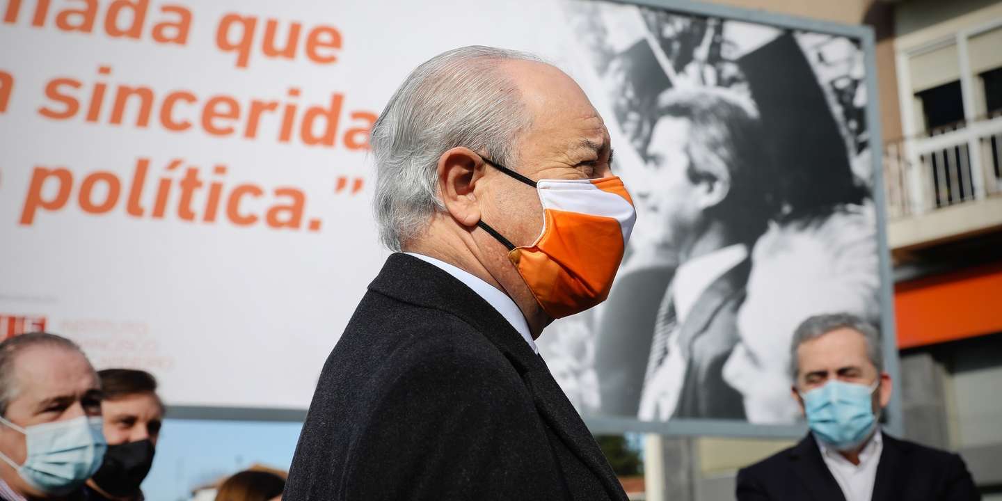O presidente do Partido Social Democrata (PSD), Rui Rio (C), marca presença na inauguração da campanha de cartazes que evocam os 40 anos da morte de Francisco Sá Carneiro, no cruzamento da avenida da Boavista com a avenida Dr. Antunes Guimarães, no Porto, 27 de novembro de 2020. JOSÉ COELHO/LUSA