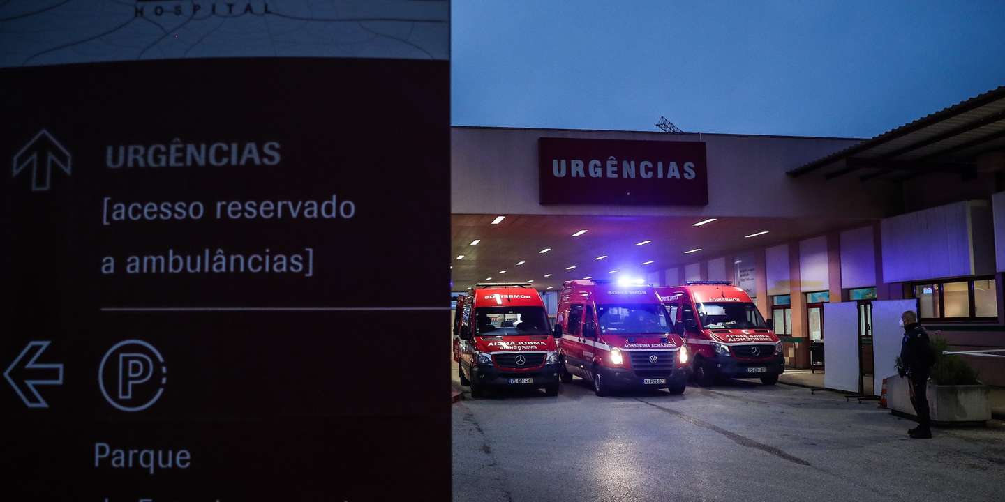 epa08969334 Paramedics transport COVID-19 patients from Amadora Sintra Hospital to Luz Hospital in Lisbon, in Amadora, Portugal, 27 January 2021, due to the rising of hospitalizations. The Amadora-Sintra Hospital moved a team of doctors, nurses and auxiliaries to accompany the 19 patients who are being transferred to the infirmary that will open at Hospital da Luz in Lisbon.  EPA/MARIO CRUZ