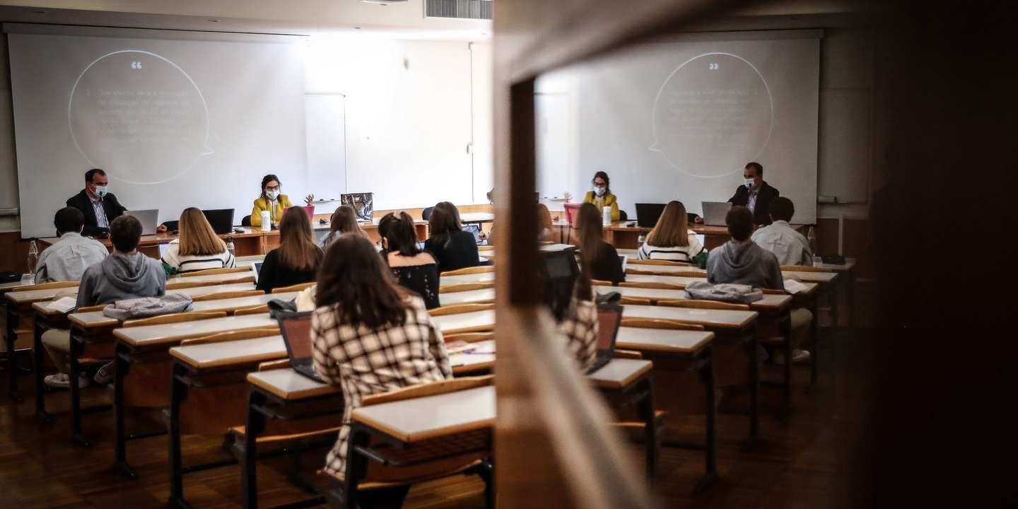 Alunos frequentam aulas na Universidade