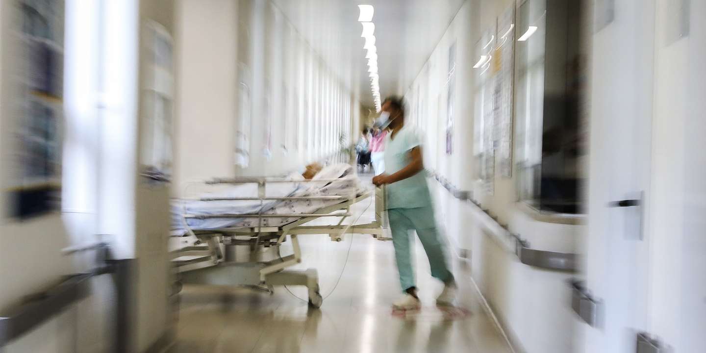 Um dos corredores do Hospital Santa Maria, em Lisboa, 18 de maio de 2021. Após várias transformações para dar resposta a milhares de doentes com covid-19, o Hospital Santa Maria, em Lisboa, regressou à normalidade com corredores cheios de utentes para ir a uma consulta externa, fazer exames ou mesmo uma cirurgia. (ACOMPANHA TEXTO DO DIA 21 DE MAIO DE 2021) JOÃO RELVAS/LUSA