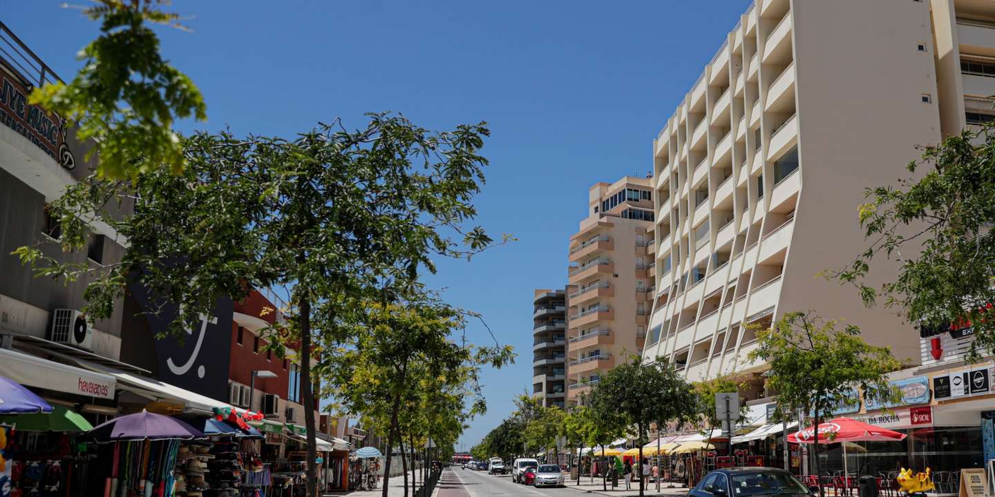 Falta de turistas na praia da Rocha devido à pandemia de covid-19 leva ao desespero de muitos comerciantes, que são obrigados a fecharem as portas por falta de clientes, em Portimão, 24 de junho de 2021. (ACOMPANHA TEXTO DA LUSA DO DIA 27 DE JUNHO DE 2021). LUÍS FORRA/LUSA