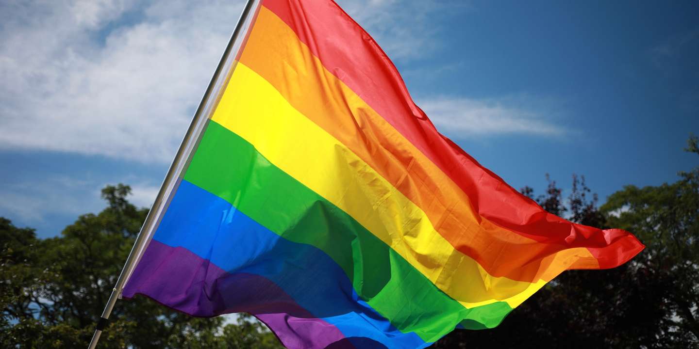 Bandeira LGBT na Pride Parade no Porto