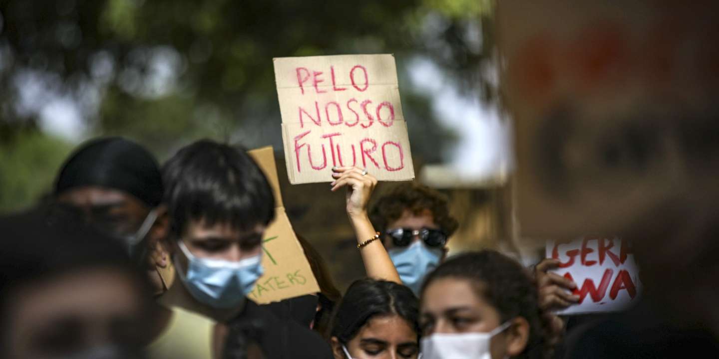 Manifestação convocada pelos estudantes portugueses em nome da justiça climática. O dia é marcado por mais de 1200 manifestações no mundo inteiro, “desta vez com ainda maior foco na justiça social e na urgência de uma transição justa para todas as pessoas”, exigindo uma rápida ação climática por parte dos líderes mundiais. As reivindicações passam pelo setor da energia, dos transportes e agroflorestal e pela educação, mineração e urbanização.24 setembro 2021.  ANDRÉ KOSTERS/LUSA