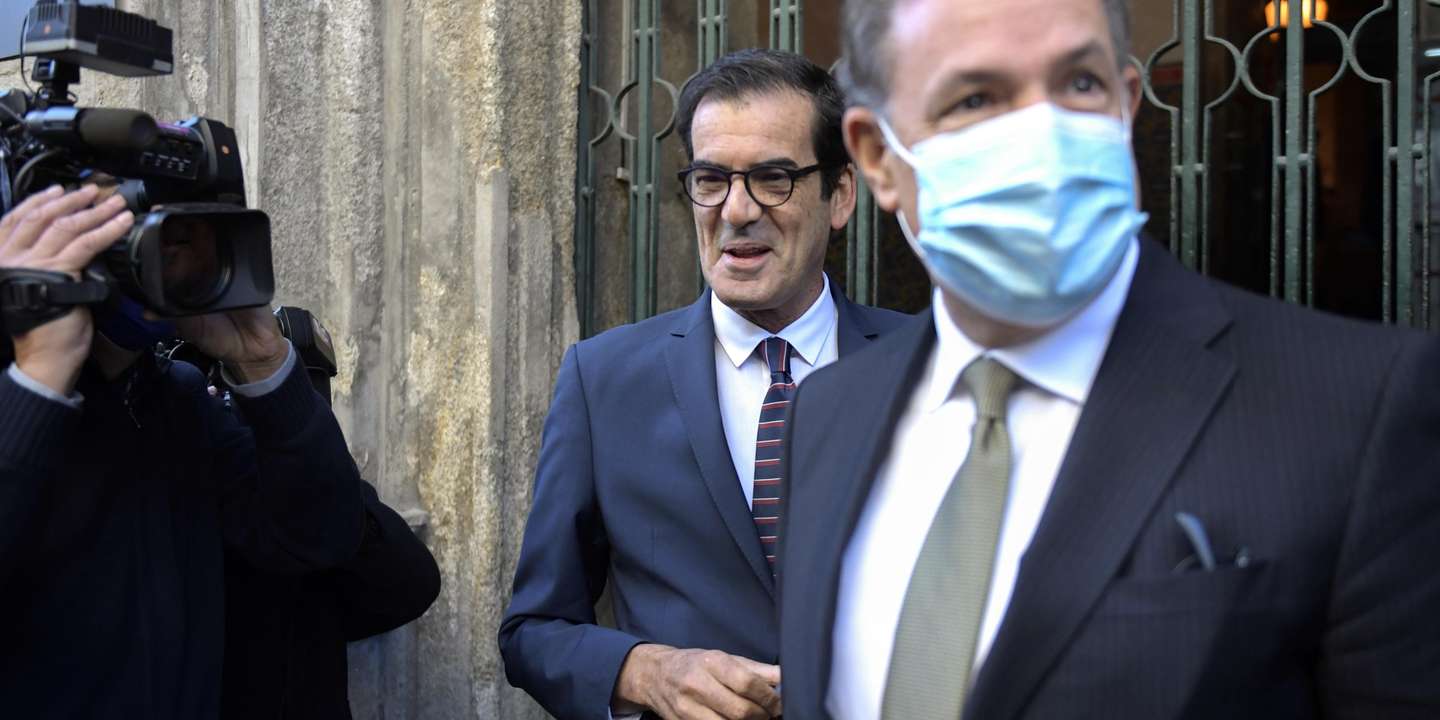 O presidente da Câmara Municipal do Porto, Rui Moreira (E), acompanhado pelo seu advogado Tiago Rodrigues Basto (D), antes de entrarem na sala de audiências no Tribunal de S. João Novo, onde é arguido no julgamento do 'Caso Selminho', processo em que é acusado de favorecer a imobiliária da família, da qual era sócio, no Porto, 16 de novembro de 2021. FERNANDO VELUDO/LUSA
