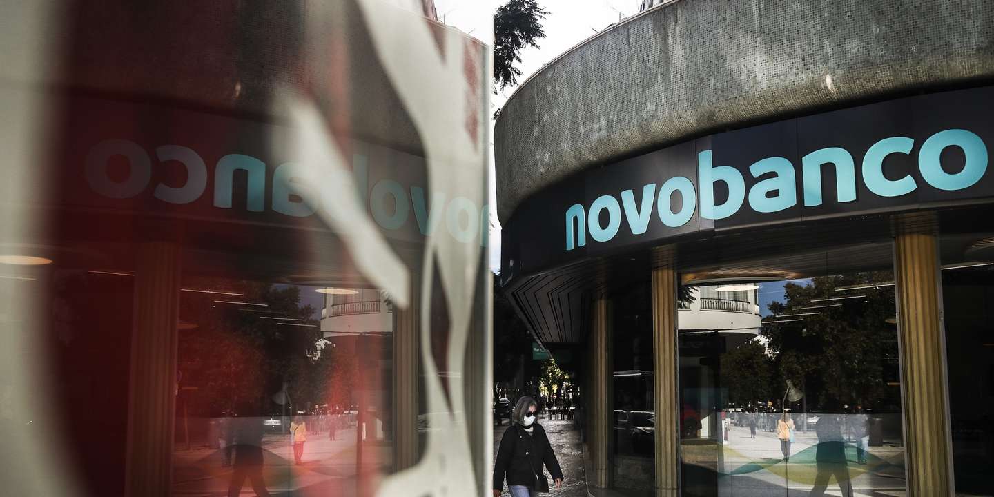 Uma pessoa passa por um balcão do Novo Banco após a aplicação da nova imagem de marca, em Lisboa, 8 de novembro de 2021. MÁRIO CRUZ/LUSA