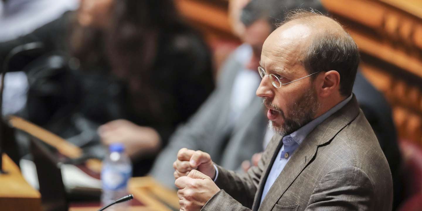 O líder do Livre, Rui Tavares, intervém durante a sessão plenária de encerramento da discussão na especialidade da Proposta que aprova o Orçamento do Estado para 2022, na Assembleia da República, em Lisboa, 27 de maio de 2022. O processo do Orçamento do Estado para 2022 (OE2022) termina hoje com a aprovação garantida em votação final global graças à maioria absoluta do PS, após quatro dias de votações e debate na especialidade. MANUEL DE ALMEIDA/LUSA