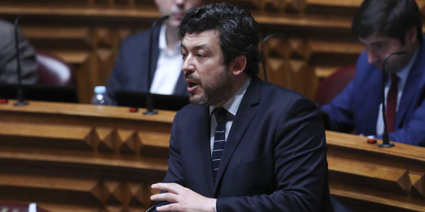 O deputado do Partido Socialista (PS) Pedro Delgado Alves, intervém na sessão plenária para a discussão e votação na generalidade da proposta do Governo e dos projetos do PSD, Chega e PCP sobre acesso a metadados para fins de investigação criminal, na Assembleia da República, em Lisboa, 03 de junho de 2021. ANTÓNIO COTRIM/LUSA