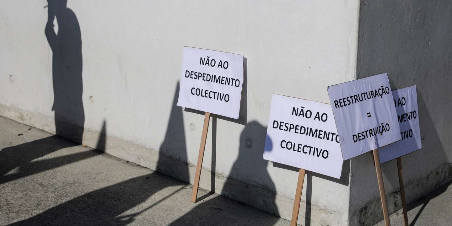 Cartazes encostados a uma parede durante a greve parcial de duas horas por turno dos trabalhadores do Grupo Efacec, em protesto contra o despedimento coletivo em curso, que vai começar a ser discutido na quinta-feira sob a mediação do Ministério do Trabalho, na Maia, 23 de maio de 2018. JOSÉ COELHO/LUSA