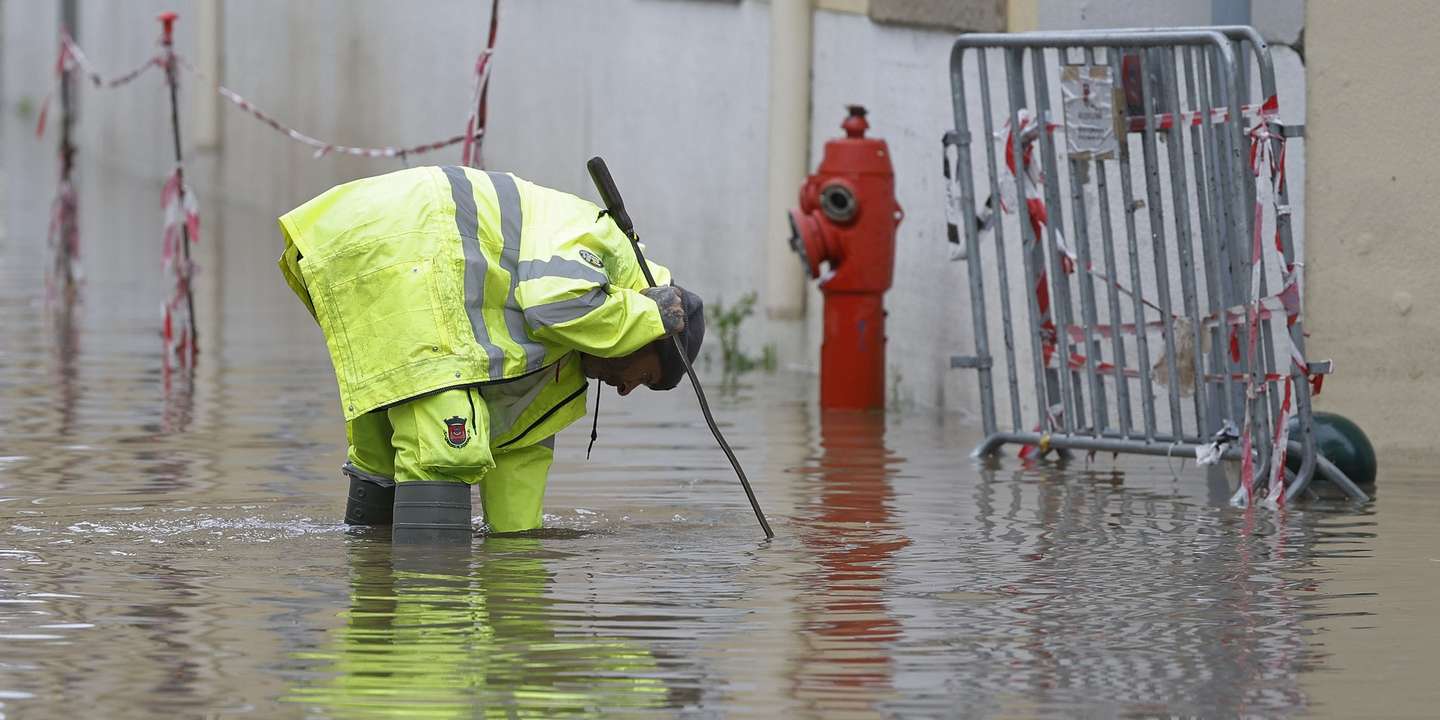 Trabalhadores municipais limpam uma rua inundada após fortes chuvas e o mau tempo sentido esta manhã no distrito de Lisboa causou inundações e afetou o tráfego rodoviário em Alcântara, Portugal, 13 de dezembro de 2022. A proteção civil nacional apelou hoje aos cidadãos para restringirem ao máximo as deslocações por causa do mau tempo, que provocou na noite de hoje 275 ocorrências nos distritos de Lisboa e Setúbal e deverá manter-se até quarta-feira. ANTÓNIO PEDRO SANTOS/LUSA