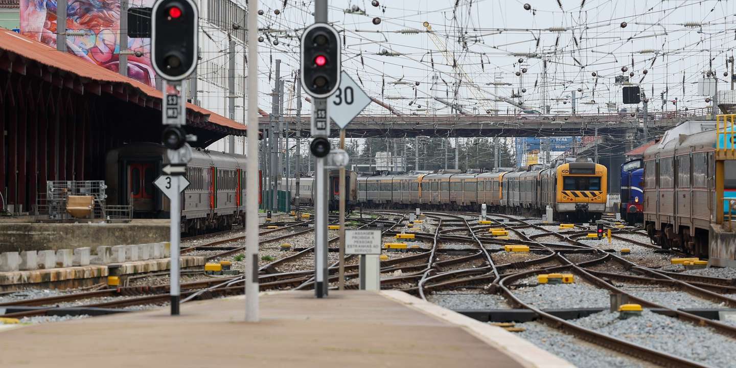 Estação de Santa Apolónia em Lisboa em dia de greve de trabalhadores da CP, IP-Infraestruturas de Portugal, IP-Telecom , IP - Engenharia , IP -Património e EMEF. Os trabalhadores da CP e da IP cumprem hoje o primeiro dia de greve, para reivindicar um prémio financeiro que compense a perda de poder de compra em 2022  ANTÓNIO COTRIM/LUSA