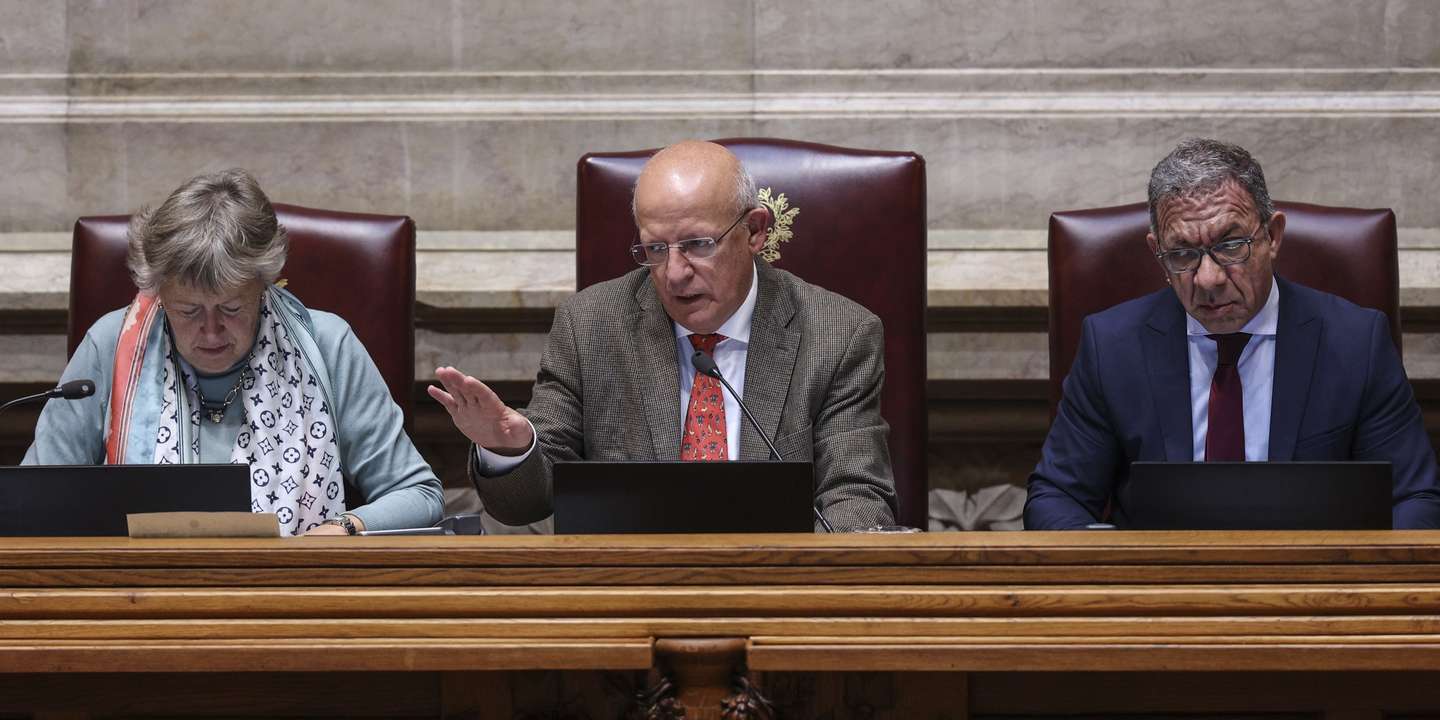 O presidente da Assembleia da República, Augusto Santos Silva, intervém no debate parlamentar a pedido do Chega com o tema "As forças de segurança e as suas carreiras, o racismo e a perseguição por parte do poder político em Portugal", esta tarde na Assembleia da República em Lisboa, 15 de dezembro de 2022. MIGUEL A. LOPES/LUSA