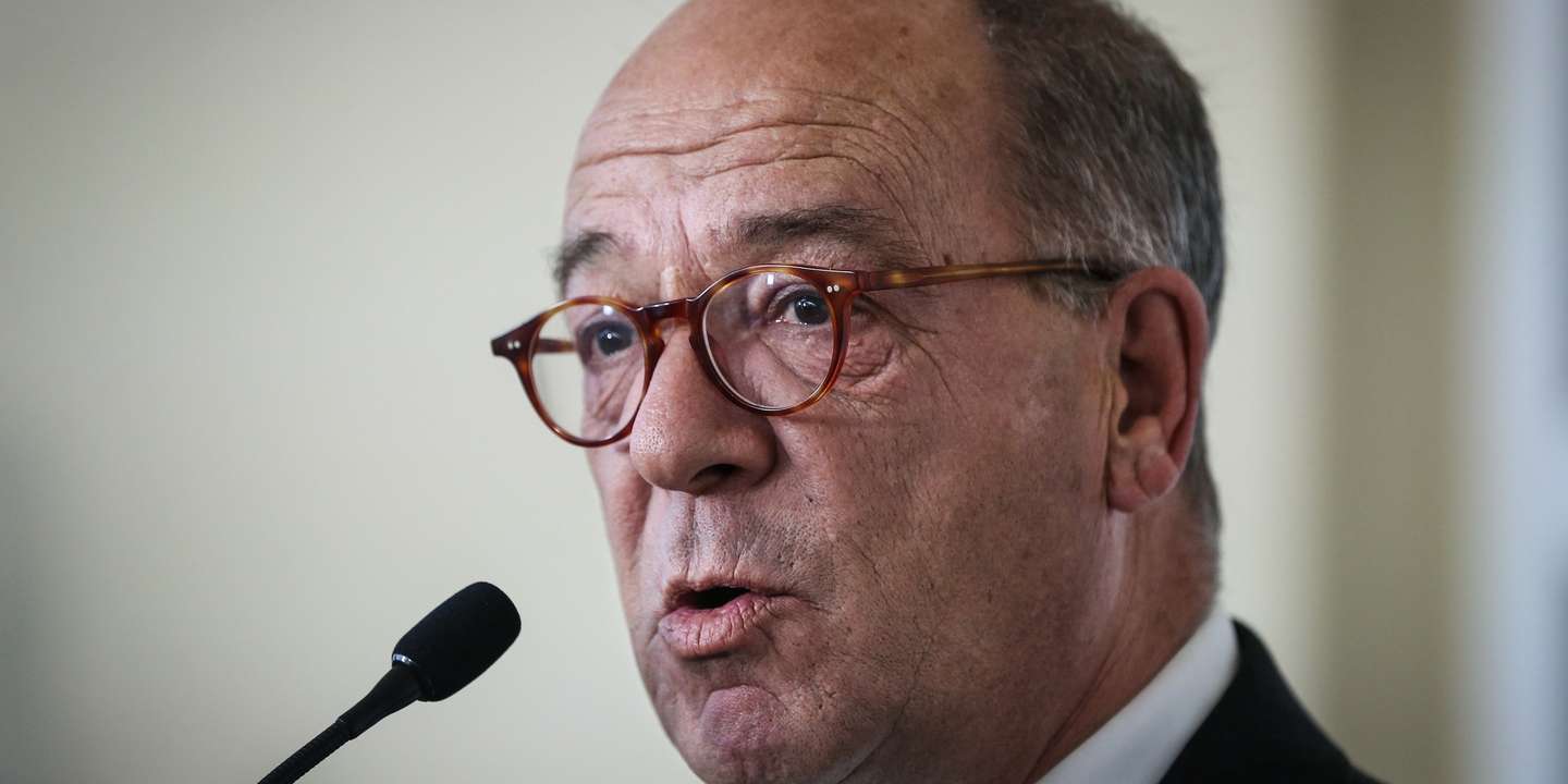 O presidente da Câmara Municipal de Cascais, Carlos Carreiras, discursa após a viagem Cais do Sodré - Cascais, no âmbito da apresentação da consignação da empreitada de via e catenária da Linha de Cascais, em Cascais, 06 de dezembro de 2022. RODRIGO ANTUNES/LUSA
