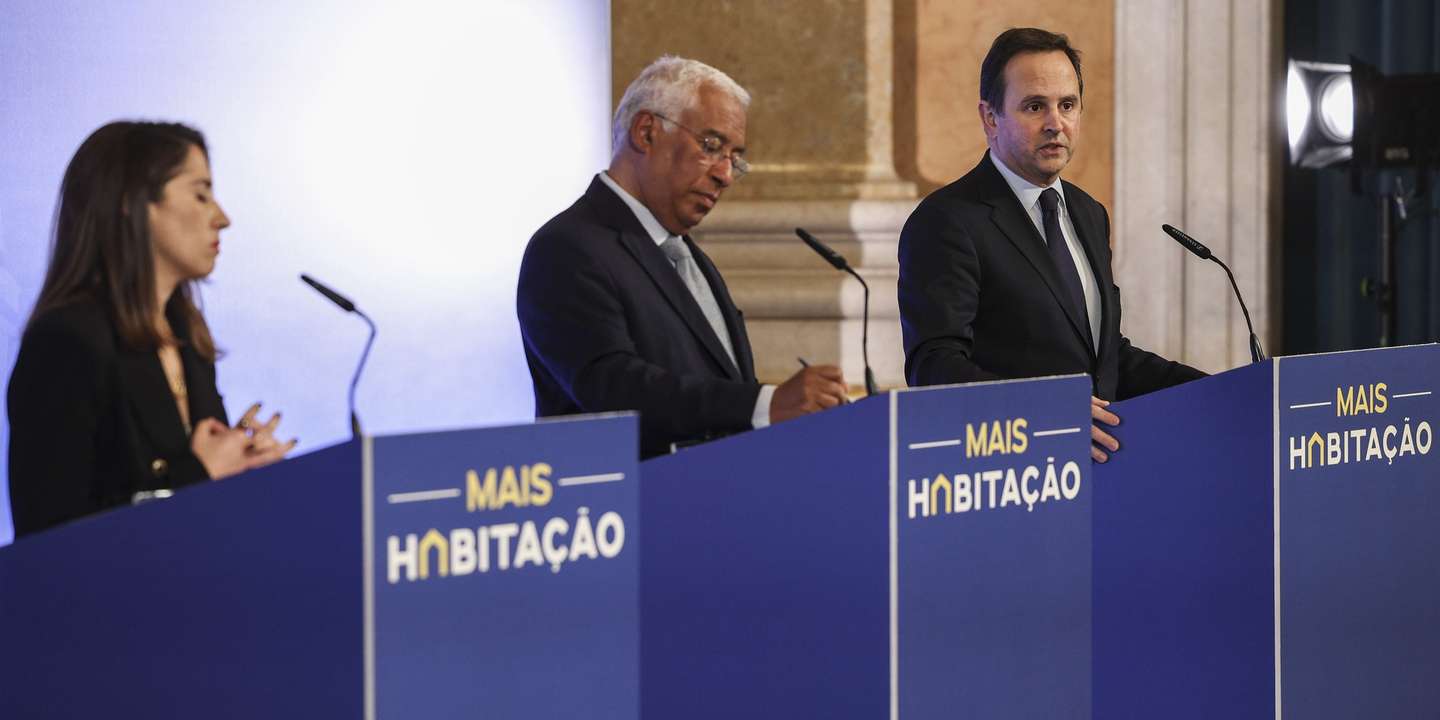 Ministro das Finanças, Fernando Medina (D) intervêm na conferência de imprensa no final do Conselho de Ministros onde foi discutido o programa “Mais Habitação”, acompanhado pelo primeiro-ministro, António Costa (C) e pela ministra da Habitação, Marina Gonçalves (E) no Palácio da Ajuda, em Lisboa, 18 de março de 2023. MIGUEL A. LOPES/LUSA