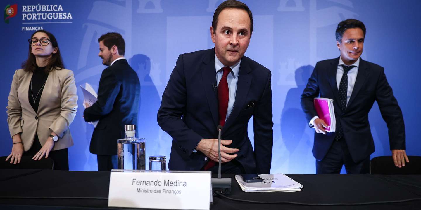 O ministro das Finanças, Fernando Medina (C), à chegada para uma conferencia de apresentação do Programa de Estabilidade 2023 – 2027, em Lisboa, 17 de abril de 2023. RODRIGO ANTUNES/LUSA
