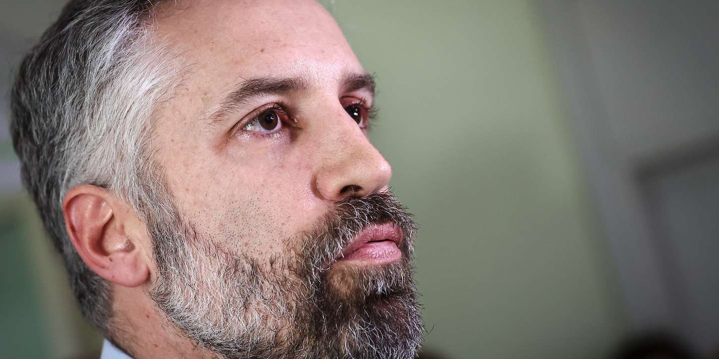O secretário-geral do Partido Socialista (PS), Pedro Nuno Santos, fala aos jornalistas durante uma visita à Sociedade Filarmónica de Apoio Social e Recreio Artístico da Amadora, 25 de janeiro de 2024. RODRIGO ANTUNES/LUSA
