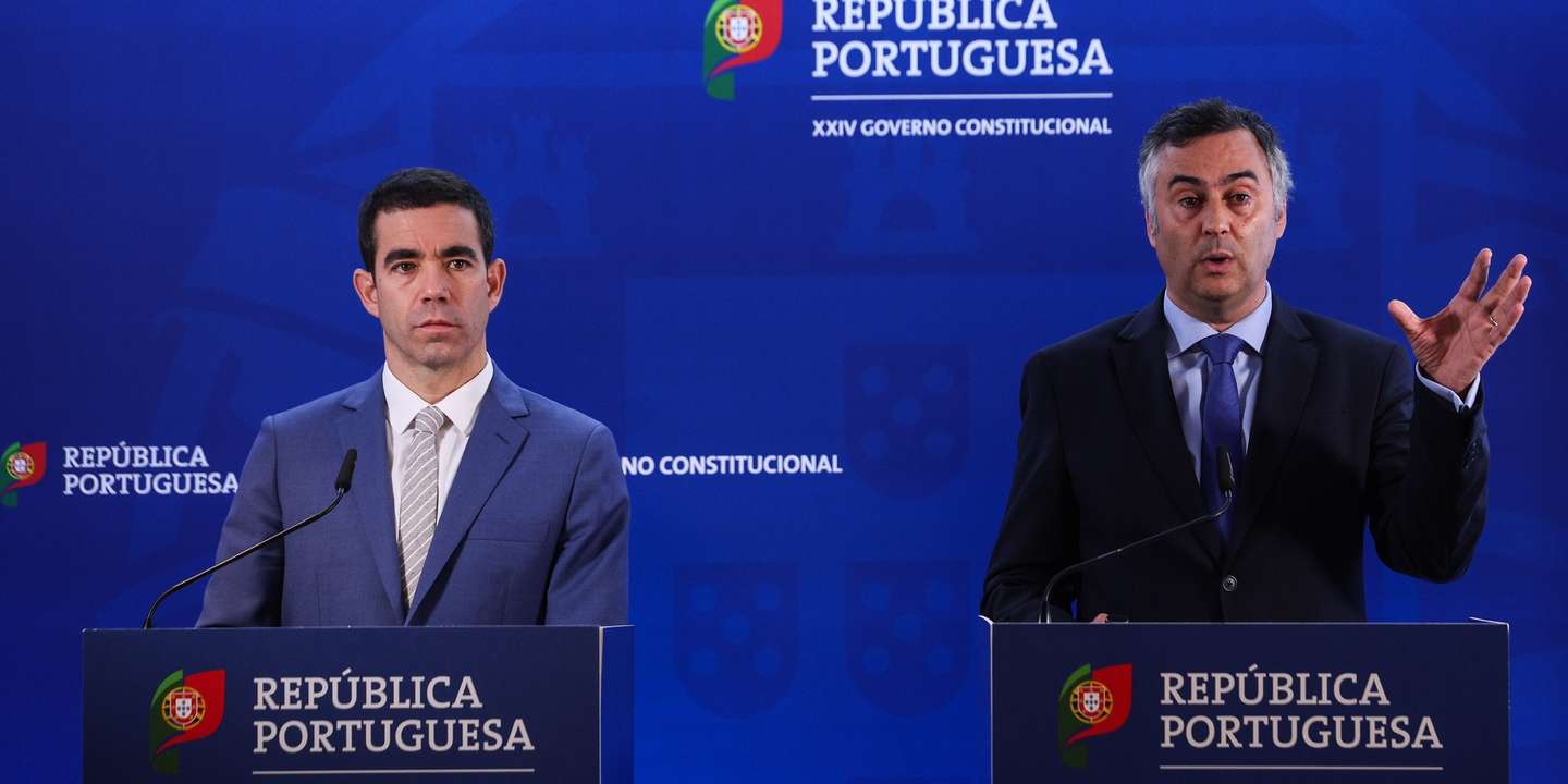 O ministro da Presidência, António Leitão Amaro (E), acompanhado pelo ministro da Educação, Ciência e Inovação, Fernando Alexandre (D) falam à imprensa durante o briefingue da reunião de Conselho de Ministros, no palácio de São Bento em Lisboa, 14 de junho de 2024. TIAGO PETINGA/LUSA
