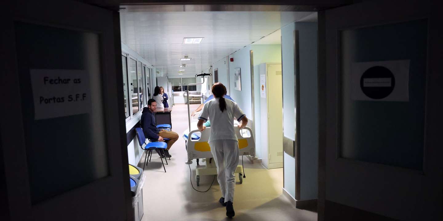 Uma enfermeira transporta uma cama com uma grávida na maternidade do Hospital Dr. José Maria Grande, hoje visitado pela ministra da Saúde, Ana Paula Martins (ausente na imagem). Portalegre, 30 de janeiro de 2025. NUNO VEIGA/LUSA