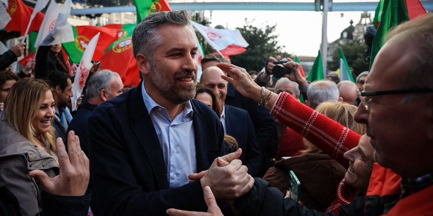O secretario-geral do PS, Pedro Nuno Santos (C) à chegada para a apresentação dos candidatos às Câmaras Municipais do distrito do Porto, na Avenida dos Aliados, Porto, 22 de março de 2025. JOSÉ COELHO/LUSA