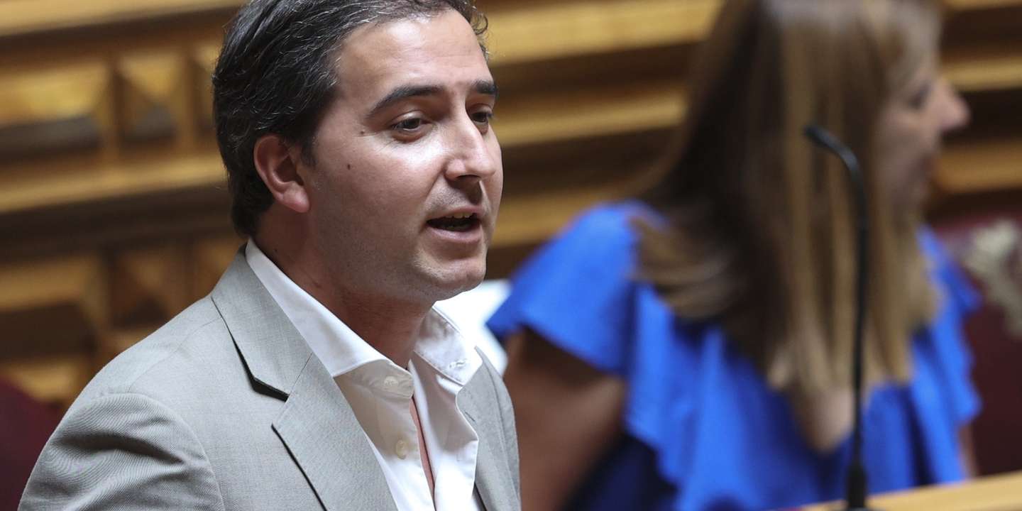 O deputado do PSD, Alexandre Poço, intervém durante o debate de urgência, requerido pela Iniciativa Liberal (IL), sobre "Jornada Mundial da Juventude", na Assembleia da República, em Lisboa, 04 de julho de 2023. ANTÓNIO COTRIM/LUSA