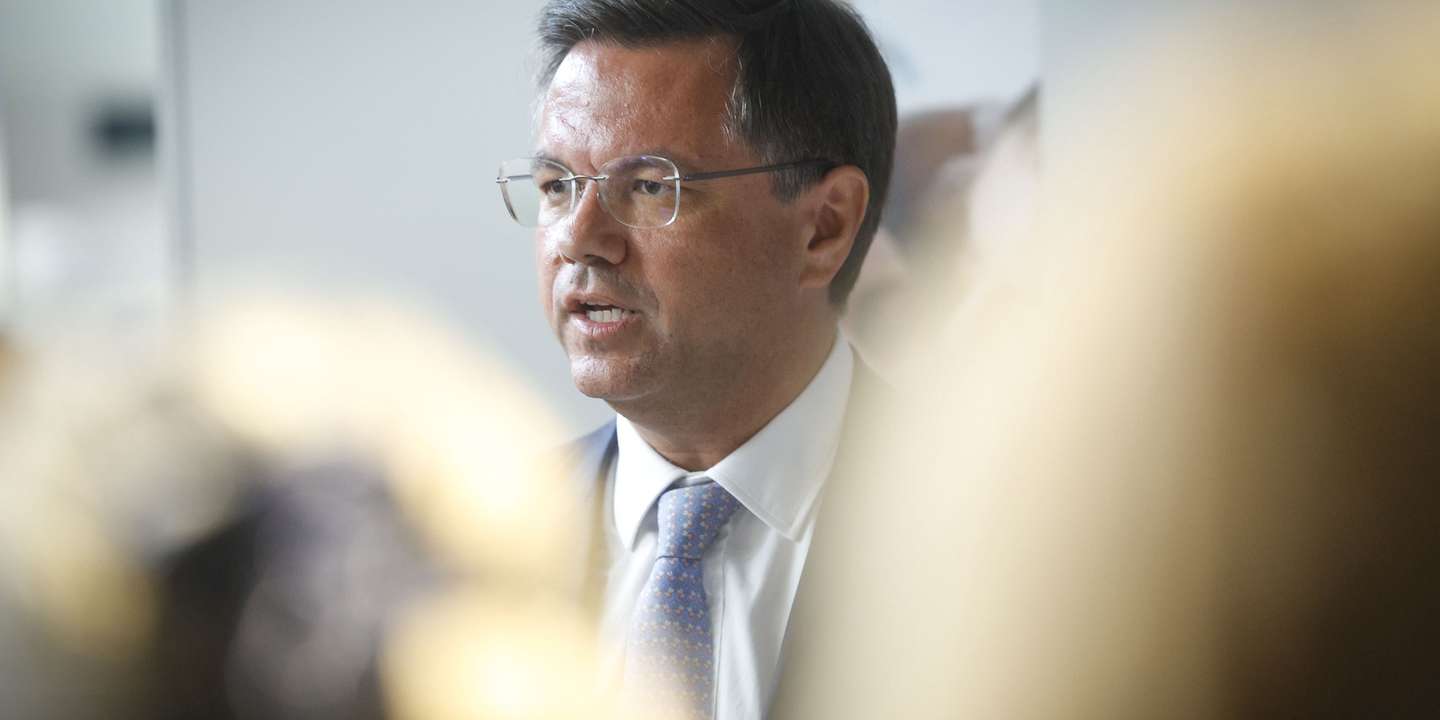 O ministro Adjunto e da Reforma do Estado, Gonçalo Matias, intervém durante a inauguração da Loja do Cidadão de Queluz, Sintra, 30 de junho de 2025. ANTÓNIO PEDRO SANTOS/LUSA