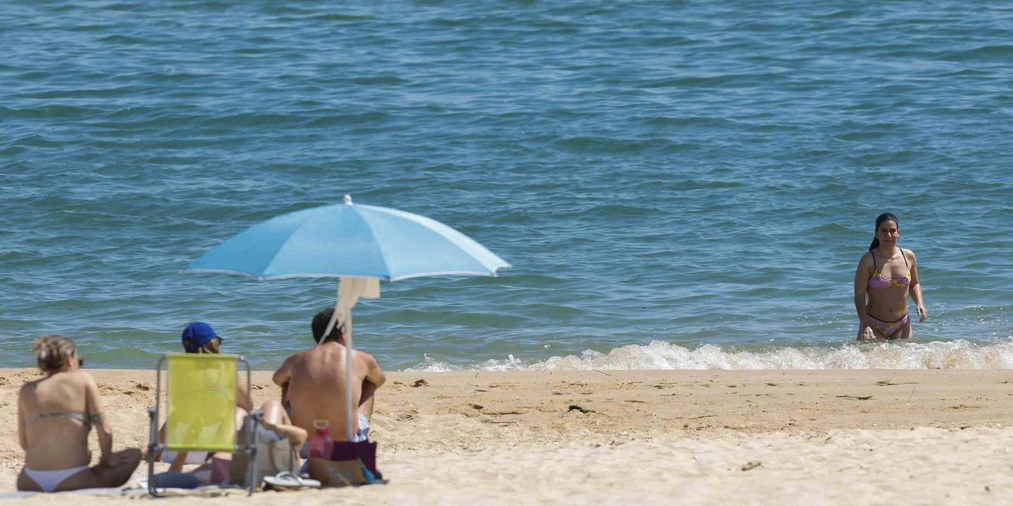 O bom tempo que se começa a sentir no Algarve atrai turistas para as praias do sotavento, Praia Verde,  Castro Marim, 27 de maio de 2025. LUÍS FORRA/LUSA