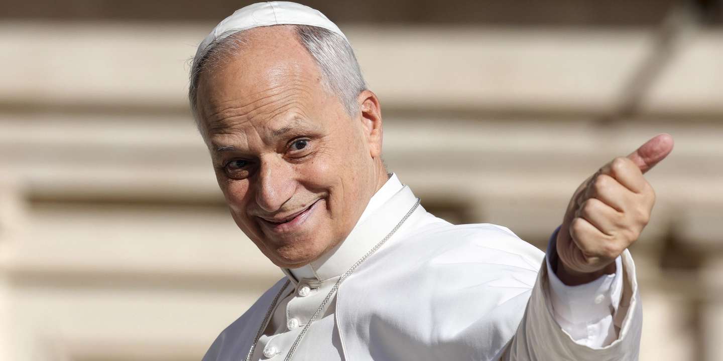 epa12409452 PV waves to the faithful after arriving to lead the Jubilee Audience in Saint Peter's Square, Vatican City, 27 September 2025. EPA/GIUSEPPE LAMI