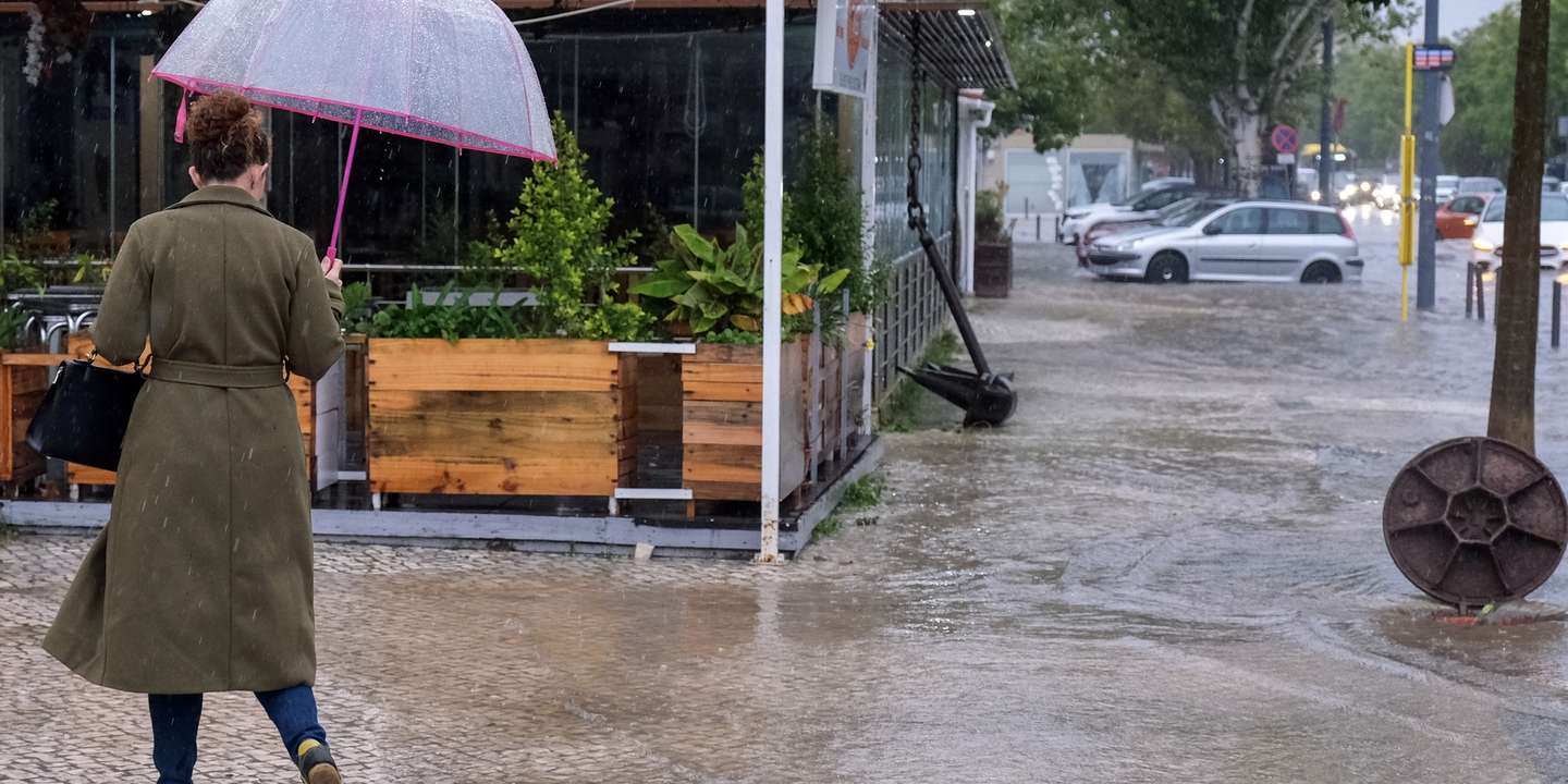 Chuvas fortes e inundações devido à passagem da depressão Claudia, em Setúbal, 13 de novembro de 2025. O Instituto Português do Mar e da Atmosfera (IPMA) emitiu um novo aviso vermelho para o distrito de Santarém, que se junta ao de Setúbal, que estarão em vigor até às 10:00 de hoje devido à chuva. RUI MINDERICO/LUSA