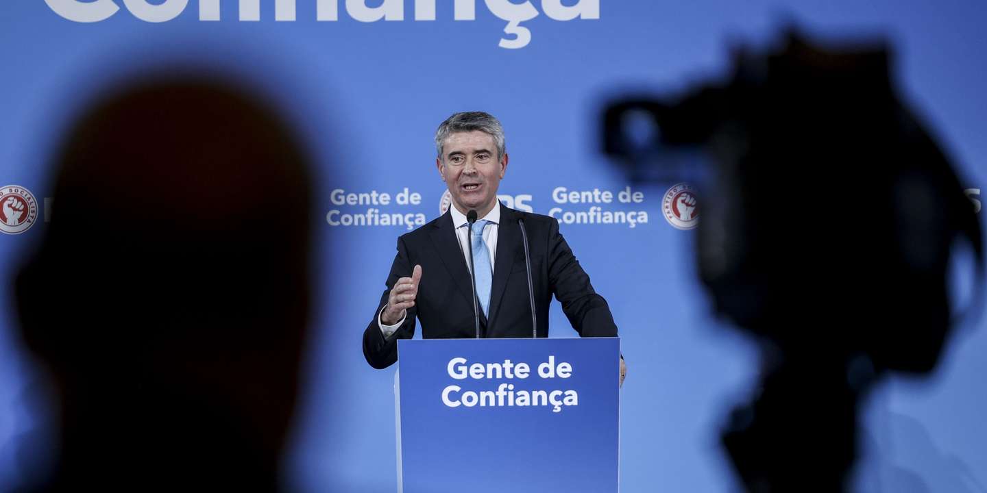 O secretário-geral do PS, José Luís Carneiro intervém na conferência de imprensa para balanço da iniciativa Rota pela Coesão e pelas Pessoas nos distritos de Lisboa e de Setúbal, esta noite na Sede do PS em Lisboa, 19 de novembro de 2025. MIGUEL A. LOPES/LUSA