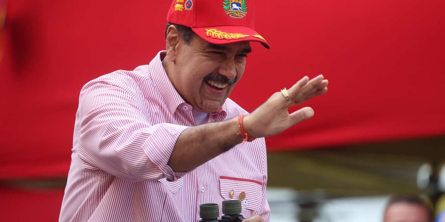 epa12563445 Venezuelan President Nicolas Maduro waves during a rally in Caracas, Venezuela, 01 December 2025. Chavistas said they seek peace but are prepared to 'defend the homeland' during a rally to swear in the so-called Bolivarian Integral Commands amid tensions over the US military deployment in the Caribbean.  EPA/Miguel Gutierrez