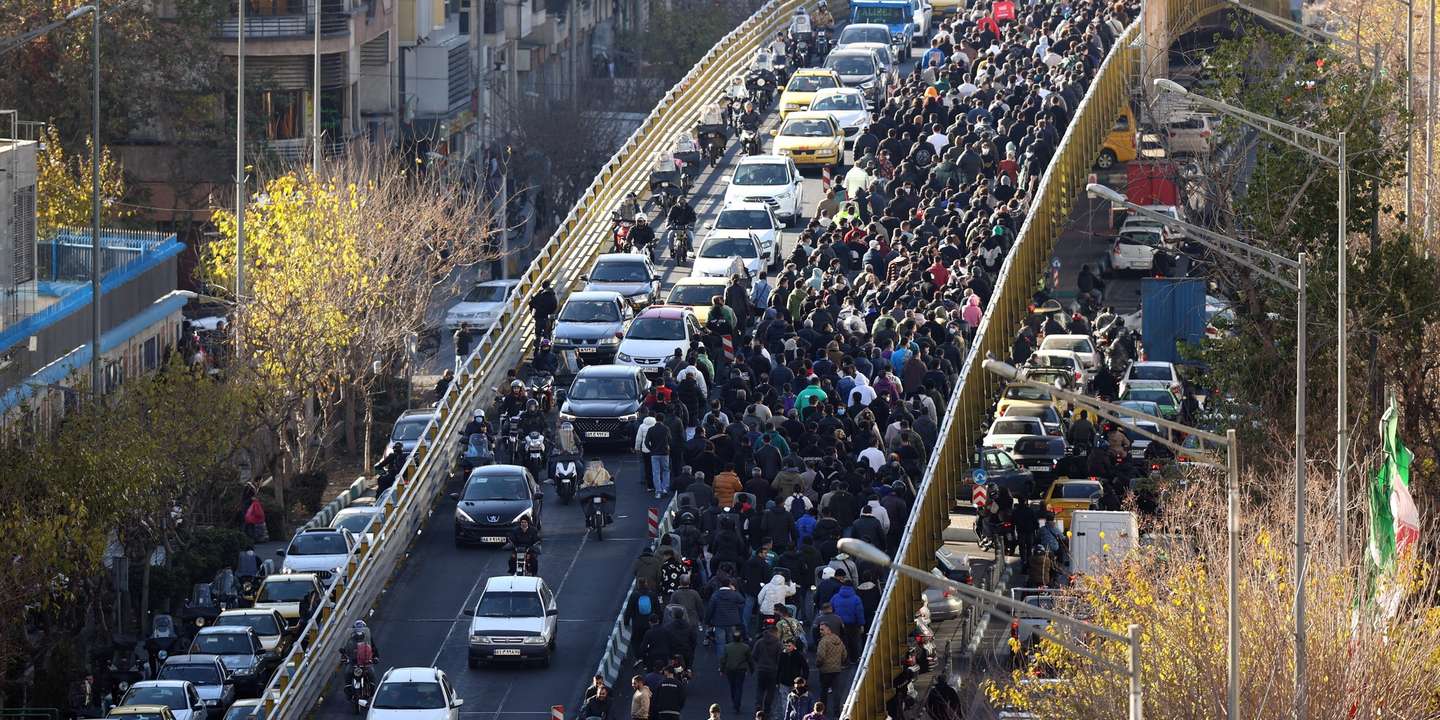 epa12616910 Iranian shopkeepers and traders protest against the economic conditions in Tehran, Iran, 29 December 2025. Iran is experiencing an economic crisis as the value of its currency declines as a result of tensions between Iran, Israel, and the USA as well as sanctions implemented by the US and EU against Iran.  EPA/STRINGER