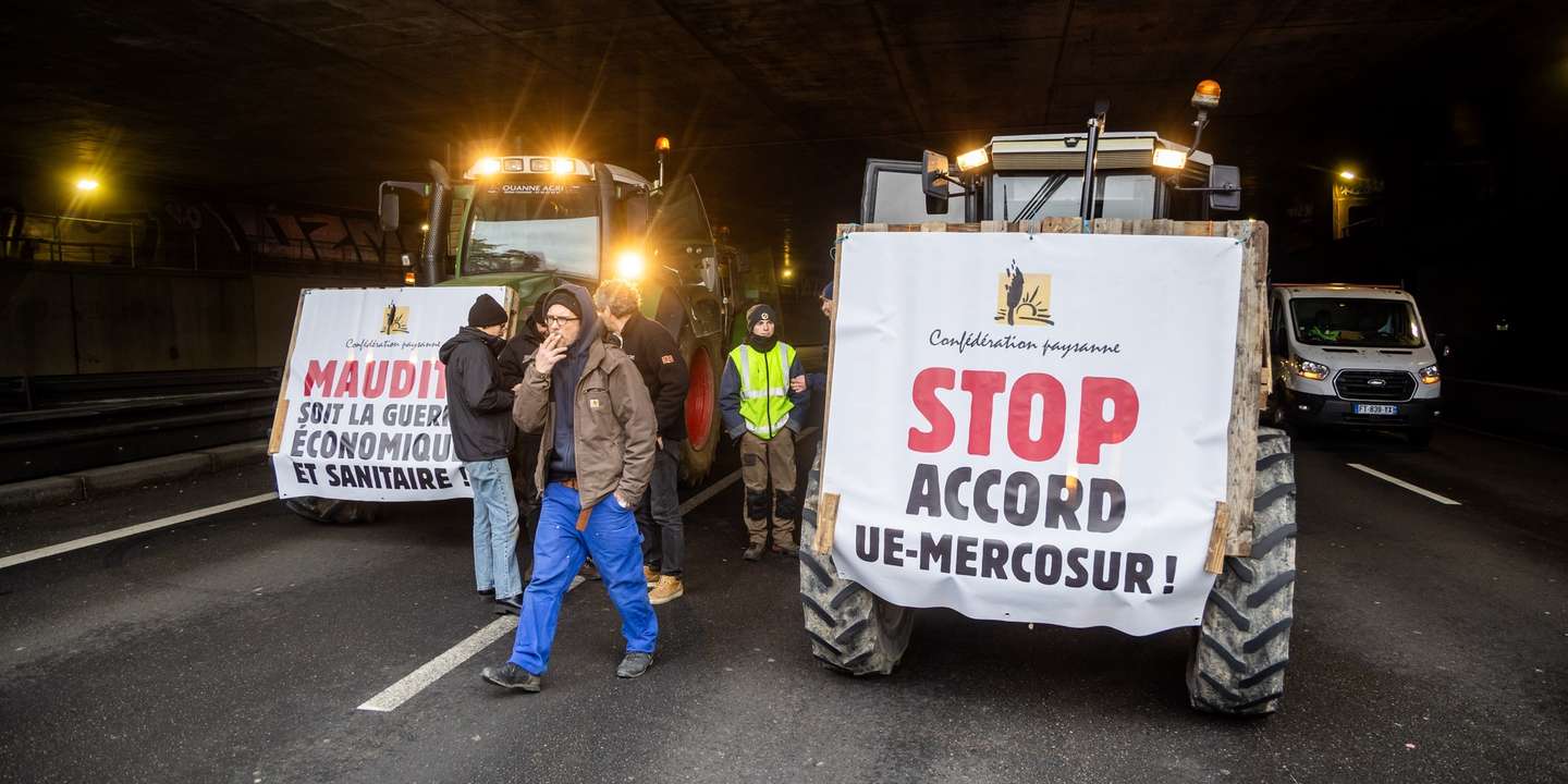 epa12637973 Protesters from the 'Confederation Paysanne' (CP) agricultural union gather and attempt to use tractors to slow down the Paris ring road during a protest against the Mercosur trade deal, in Paris, France, 09 January 2026. As the European Union is set to hold a landmark vote on the EU-Mercosur trade agreement on 09 January, a wave of political resistance and protests spread across the continent.  EPA/CHRISTOPHE PETIT TESSON