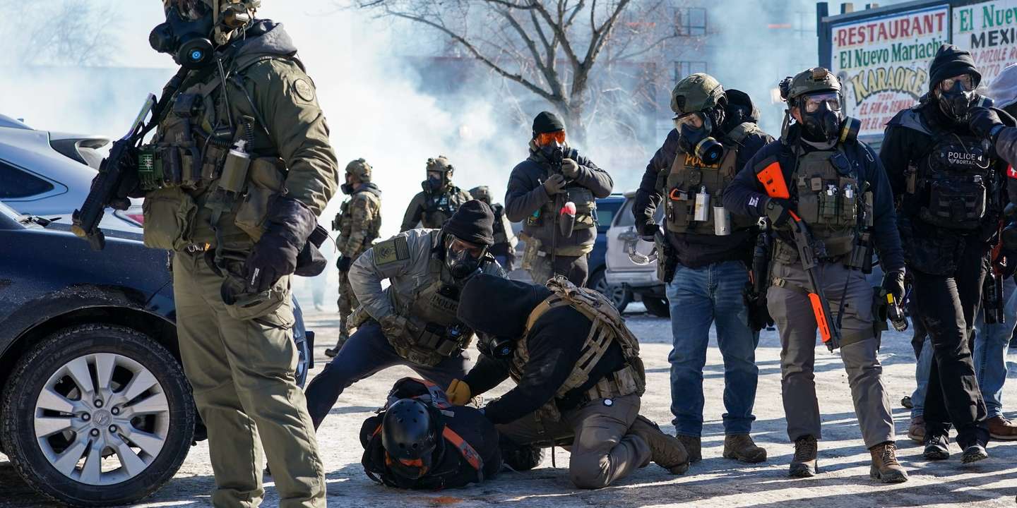 epaselect epa12678553 Federal officers detain a protester following a fatal shooting in Minneapolis, Minnesota, USA, 24 January 2026. Tensions rose in the city after federal agents fatally shot a 37-year-old resident. Local leaders condemned the shooting and called for the withdrawal of federal forces, while the Department of Homeland Security maintained that agents acted in self-defense during a struggle with an armed individual.  EPA/CRAIG LASSIG