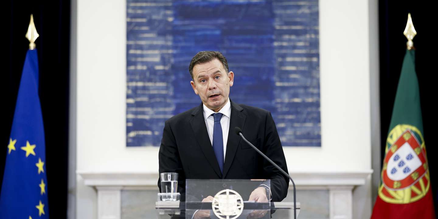 epa12697742 Portuguese Prime Minister Luis Montenegro speaks during a press briefing at the end of an extraordinary meeting of the Council of Ministers at Sao Bento Palace in Lisbon, 01 February 2026. Montenegro announced that the public aid to address the impacts of Storm Kristin will be 2.5 billion euros, estimating that 34,000 personnel have been or are currently on the ground.  EPA/FILIPE AMORIM