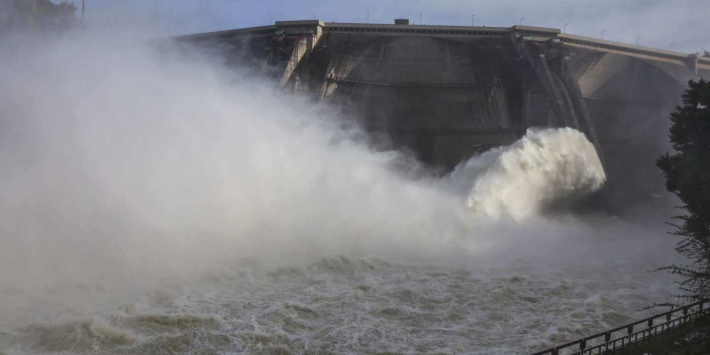 Discharge at the Agueira dam, which reached its maximum capacity this morning in Penacova, Coimbra, Portugal, 12 February 2026. At 8:00 a.m., the Mondego basin was the only one on the mainland at risk, with the storage volume of the Aguieira dam above 99%, close to the safety limit for that infrastructure. PAULO NOVAIS/LUSA