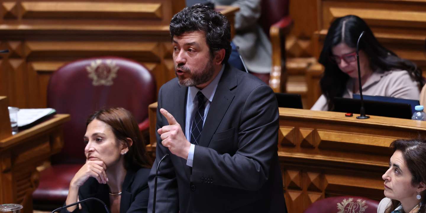 O deputado do PS, Pedro Delgado Alves, ntervém durante o debate sobre a lei da nacionalidade, que decorreu na Assembleia da República, em Lisboa, 1 de abril de 2026. ANTÓNIO COTRIM/LUSA
