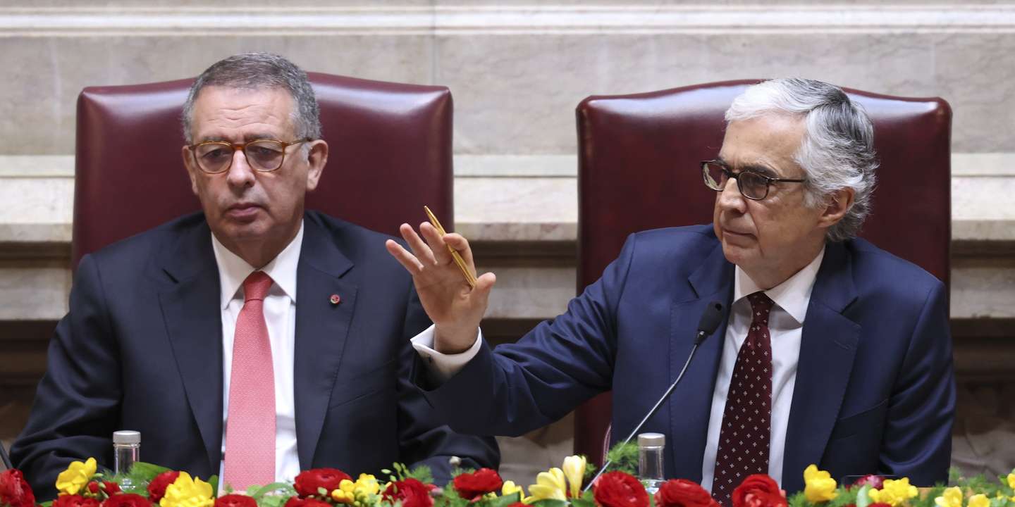 O presidente da Assembleia da República, José Pedro Aguiar-Branco (D), ladeado pelo Presidente da República, António José Seguro (E), intervém na sessão solene comemorativa do 50.º aniversário da Constituição da República Portuguesa, na Assembleia da República, em Lisboa, 02 de abril de 2026. O parlamento assinala hoje numa sessão solene os 50 anos da Constituição da República Portuguesa (CRP), aprovada a 02 de abril de 1976 e que fundou os princípios basilares do regime democrático. MIGUEL A. LOPES/LUSA
