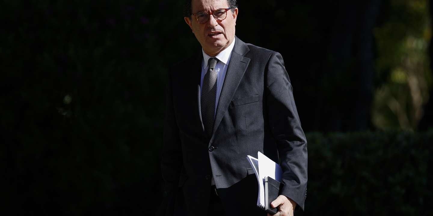 O ministro da Economia e da Coesão Territorial, Manuel Castro Almeida, à chegada para a reunião extraordinária do Conselho de Ministros no Palácio de São Bento, em Lisboa, 22 de abril de 2026. FILIPE AMORIM/LUSA