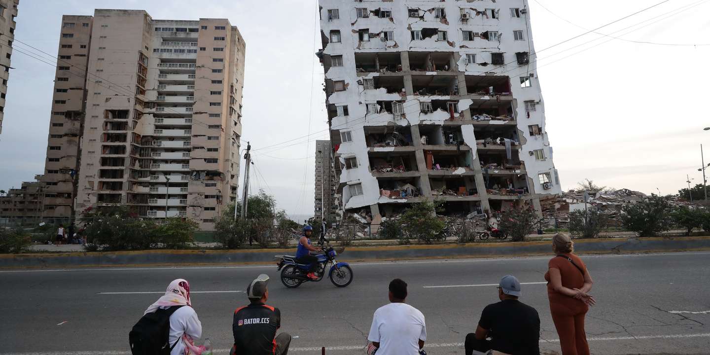 epa13063457 Residents look at a damaged building following the twin 7.2 and 7.5-magnitude earthquakes that struck the country, in Catia la Mar, Venezuela, 25 June 2026. At least 32 people were killed and 700 were injured after two back-to-back earthquakes hit north-central Venezuela in rapid succession, triggering the collapse of buildings, cracking facades, and prompting a national state of emergency, according to Venezuela's acting President Delcy Rodriguez.  EPA/RONALD PENA R