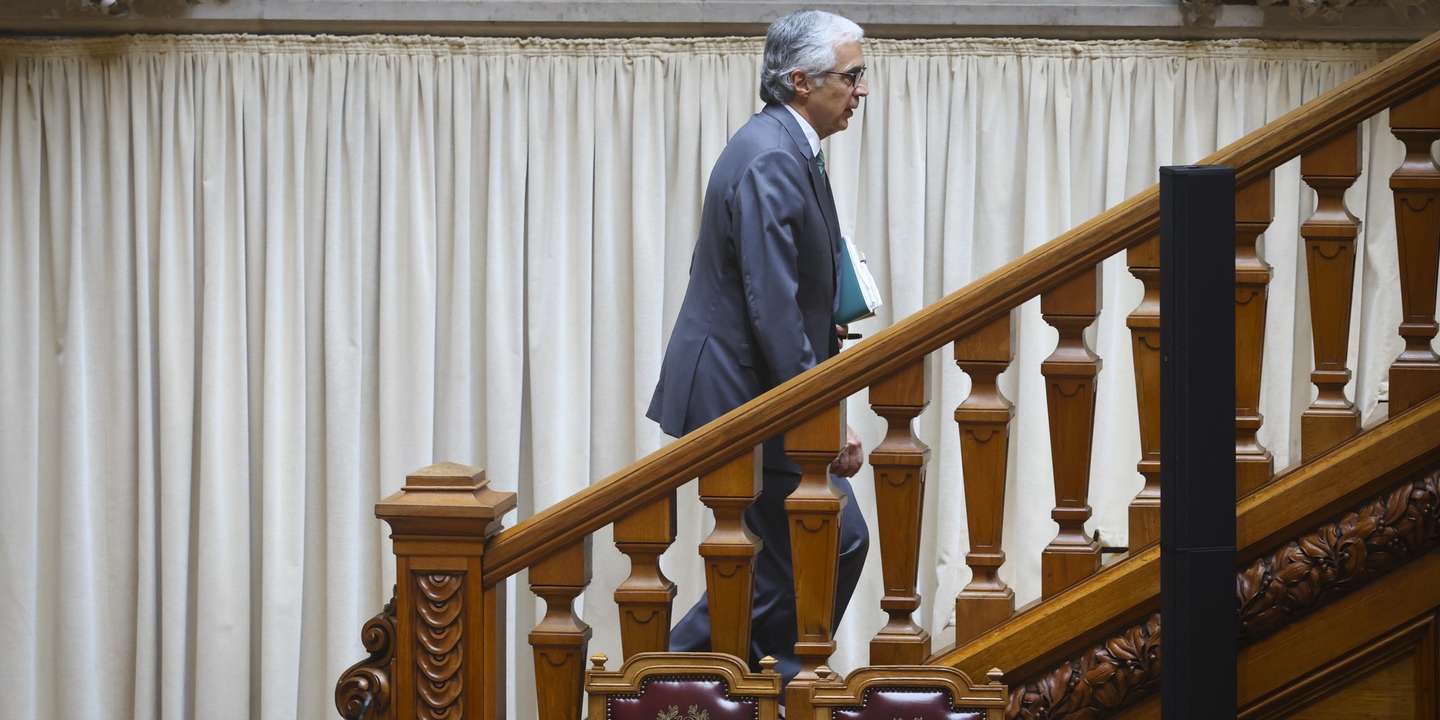 O presidente da Assembleia da República, José Pedro Aguiar Branco, à chegada para sessão plenária, com a fixação da ordem do dia requerida pelo grupo parlamentar do Partido Socialista (PS), sobre o regime de proteção do património imobiliário público com aptidão habitacional, na Assembleia da República, em Lisboa, 02 de julho de 2026. ANTÓNIO PEDRO SANTOS/LUSA