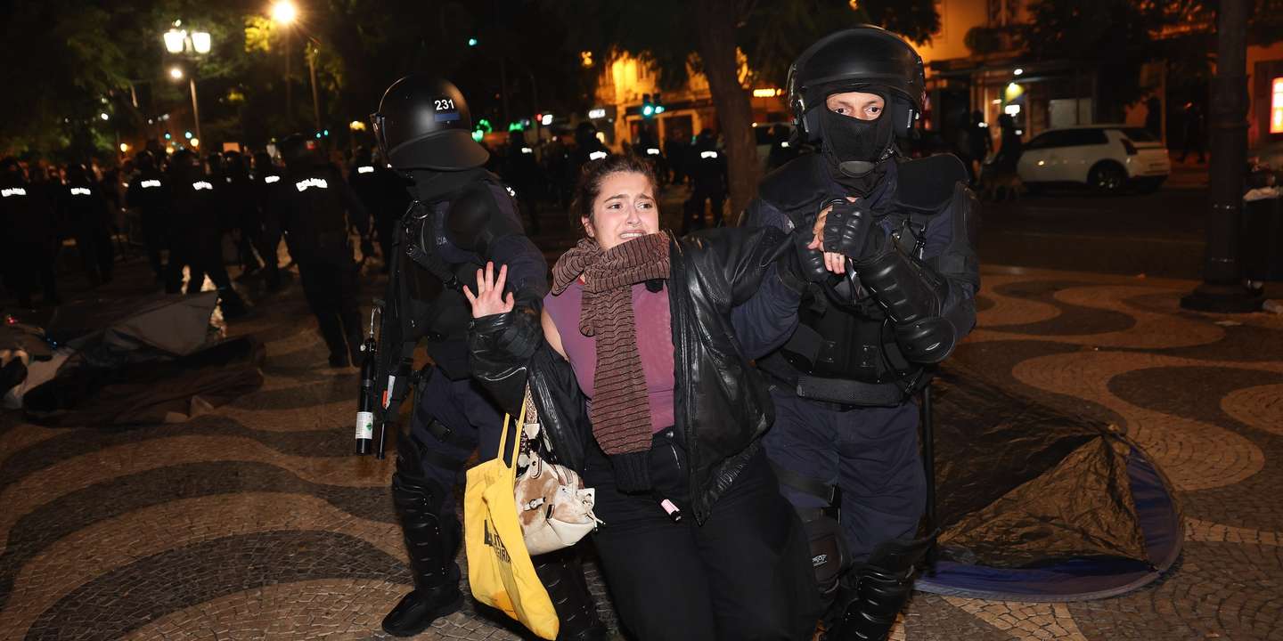 Riot police advance on demonstrators during a rally for the right to housing in Lisbon, Portugal, 25 October 2026. The protest for the right to housing and against the rising cost of living in Portugal began in the city of Porto on the 10th of this month, and subsequently spread to Lisbon and several other Portuguese cities. JOSE SENA GOULAO/LUSA