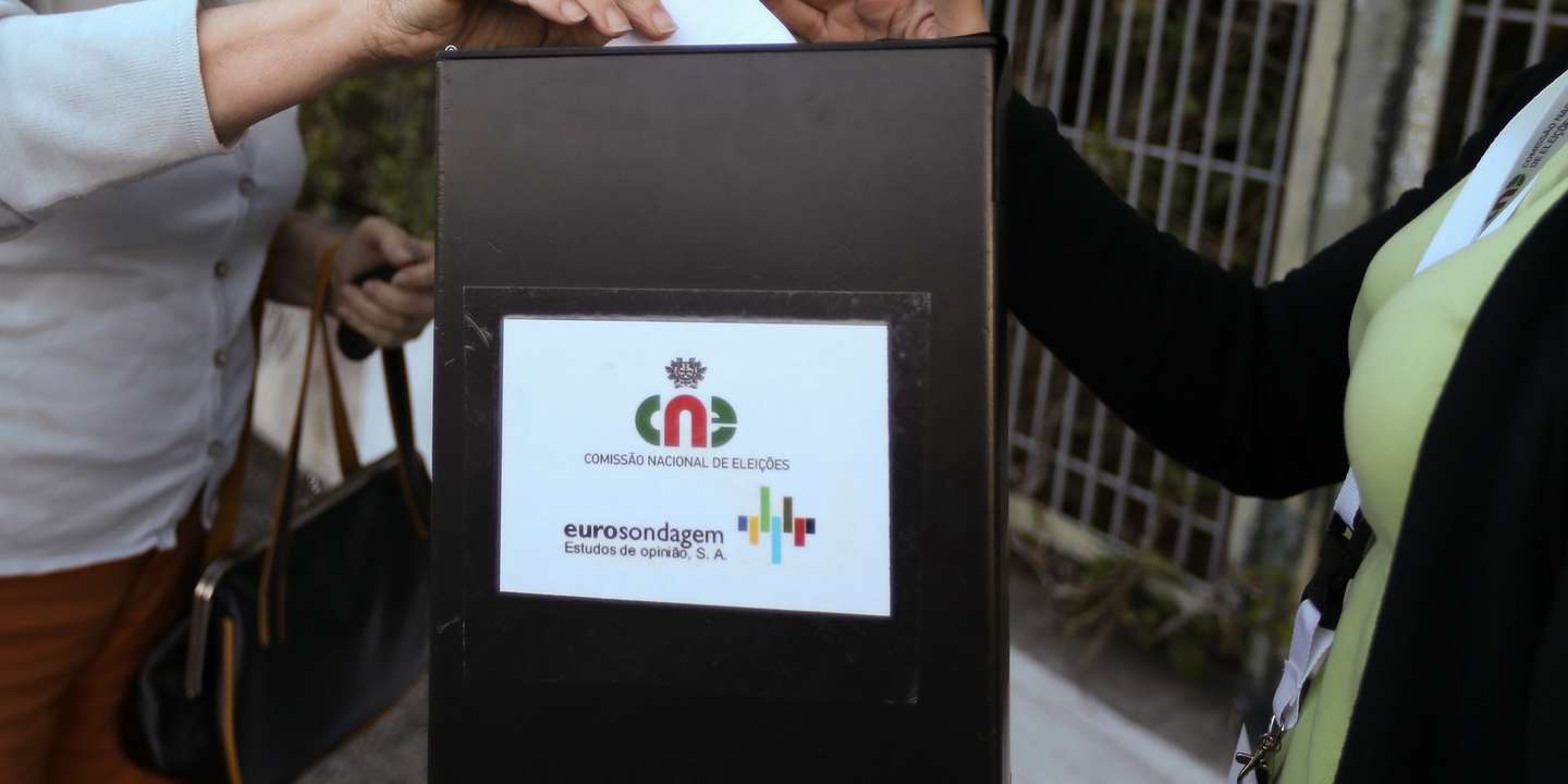 Uma eleitora vota  para uma sondagem após ter exercido o seu direito de voto nas Eleições Autárquicas. Cerca de 9,4 milhões de eleitores são chamados hoje a votar nas eleições autárquicas para escolher os autarcas de 308 câmaras municipais e de 3.091 freguesias, Lisboa, 01 de outubro de  2017. ANTÓNIO COTRIM/LUSA