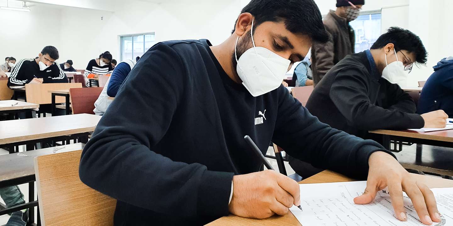 Estudantes numa sala de aula durante a pandemia