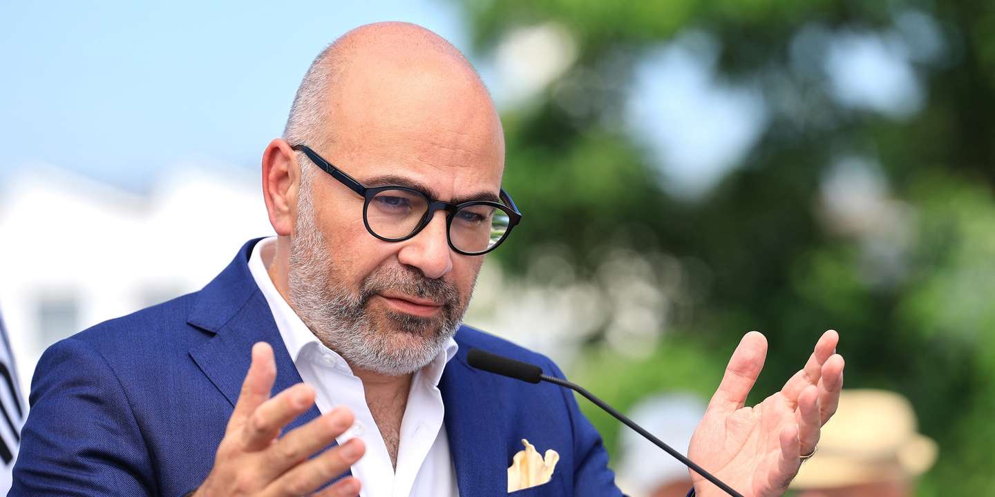 O ministro das Infraestruturas e Habitação, Miguel Pinto Luz, intervém durante a cerimónia de abertura ao tráfego do troço da variante à EN14, entre o Interface Rodoferroviário e Santana, na Trofa, 27 de junho de 2025. ESTELA SILVA/LUSA