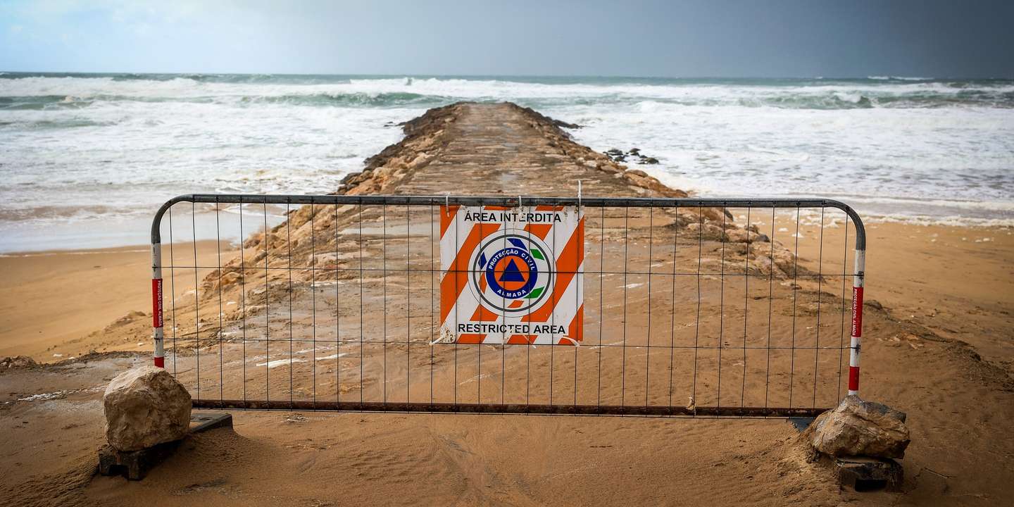 Ondulação na praia da Costa de Caparica, 27 de janeiro de 2026. O Instituto Português do Mar e da Atmosfera (IPMA) agravou entretanto para vermelho os avisos devido à agitação marítima e para laranja devido à queda de neve. Todos os distritos de Portugal continental estão sob aviso amarelo por causa do vento forte com rajadas até 80 quilómetros por hora, sendo até 100 nas terras altas, até às 15h de terça-feira, 27, e entre as 3h e as 9h de quarta-feira, 28. JOSÉ COELHO/LUSA