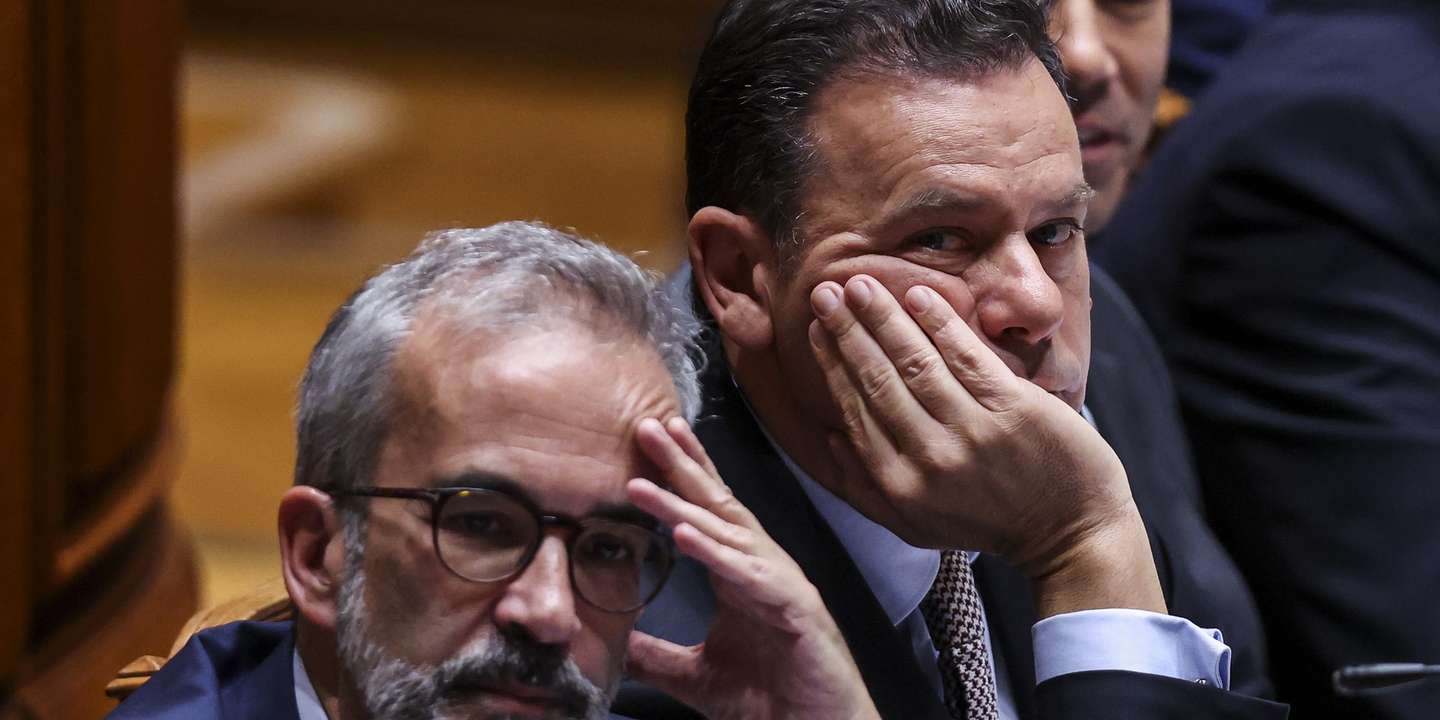 O primeiro-ministro, Luis Montenegro, acompanhado pelo ministro dos Negócios Estrangeiros, Paulo Rangel, no debate parlamentar na Assembleia da República em Lisboa, 4 de março de 2026. TIAGO PETINGA/LUSA