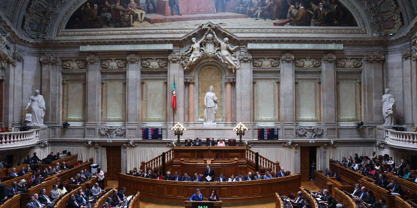 O primeiro-ministro, Luís Montenegro, intervém na sessão plenária na Assembleia da República, em Lisboa, 15 de abril de 2026. ANTÓNIO COTRIM/LUSA