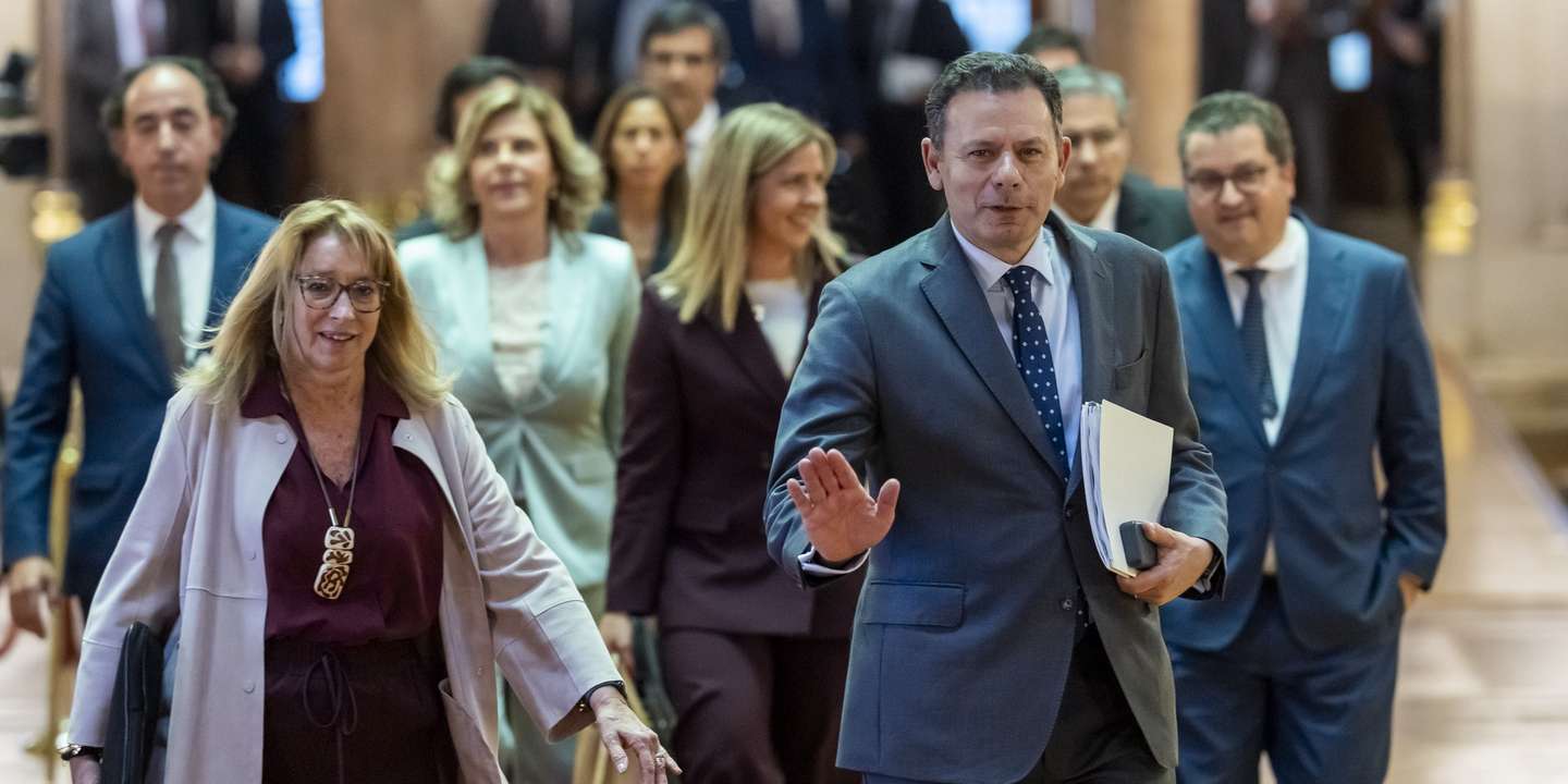 O primeiro-ministro, Luis Montenegro (D), ladeado pela ministra do Trabalho, Solidariedade e Segurança Social, Maria do Rosário Palma Ramalho (E), à chegada para o debate quinzenal, na Assembleia da República, em Lisboa, 29 de abril de 2026. JOSÉ SENA GOULÃO/LUSA