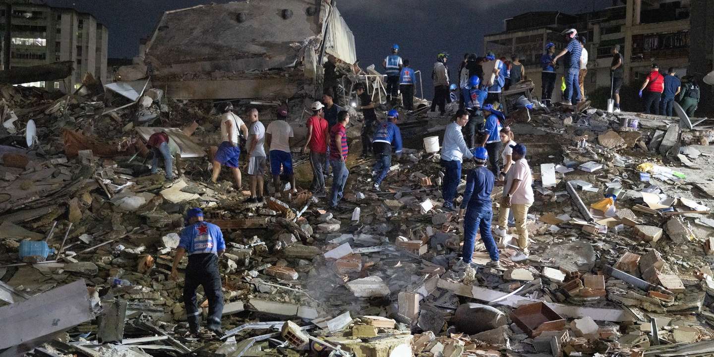 epaselect epa13062561 Emergency responders conduct rescue operations in Caracas, Venezuela, 24 June 2026. Two powerful earthquakes struck Venezuela, including a magnitude 7.5 earthquake, causing buildings to collapse as authorities assessed damage and possible casualties, according to the US Geological Survey (USGS) and local officials.  EPA/RAYNER PENA