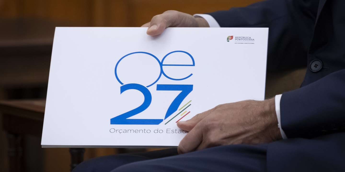 O presidente da Assembleia da República, José Pedro Aguiar-Branco, segura um exemplar da proposta de Orçamento do Estado para 2027 (OE2027)  durante a cerimónia de entrega do OE2027, na Assembleia da República, em Lisboa, 08 de outubro de 2026. JOSÉ SENA GOULÃO/LUSA