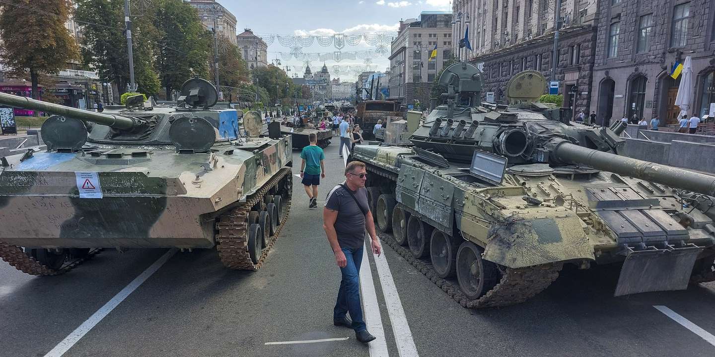 Ucranianos percorrem a rua Khreshchatyk onde foram expostos dezenas de blindados e viaturas militares russas destruídos pelo exército ucraniano numa parada militar alternativa visando o 31.º dia da independência nacional, assinalado na quarta-feira, em Kiev, Ucrânia, 25 de agosto de 2022. Se há seis meses, cerca de metade da população, estimada em 3,5 milhões antes da invasão russa, iniciada em 24 de fevereiro, se colocou em fuga, deixando para trás uma “cidade fantasma”, hoje o cenário é radicalmente diferente. (ACOMPANHA TEXTO DA LUSA DO DIA 26 DE AGOSTO DE 2022). MANUEL DE ALMEIDA/LUSA
